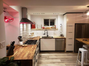 La Maisonette Rouge 2BR Indi-Mod Designer Apt, London